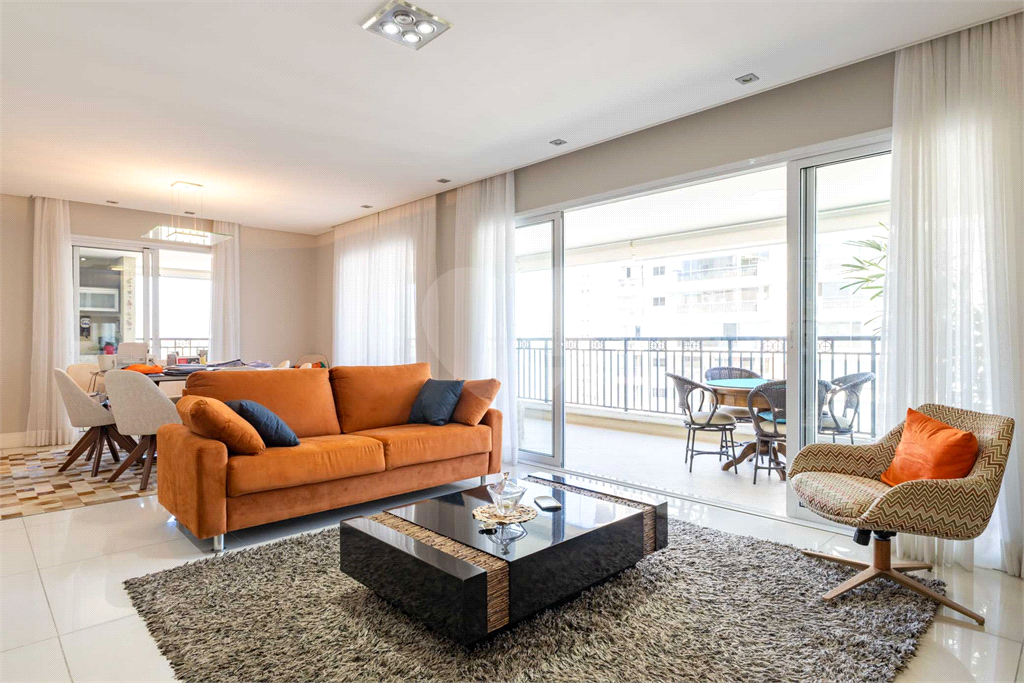 Imóvel de 223m² 3 suítes, sala ampliada com varanda gourmet com lavabo 3 vagas em condomínio clube Vila Romana