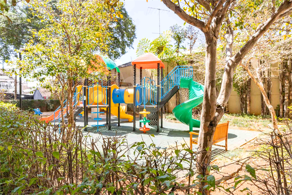 Imóvel de 223m² 3 suítes, sala ampliada com varanda gourmet com lavabo 3 vagas em condomínio clube Vila Romana