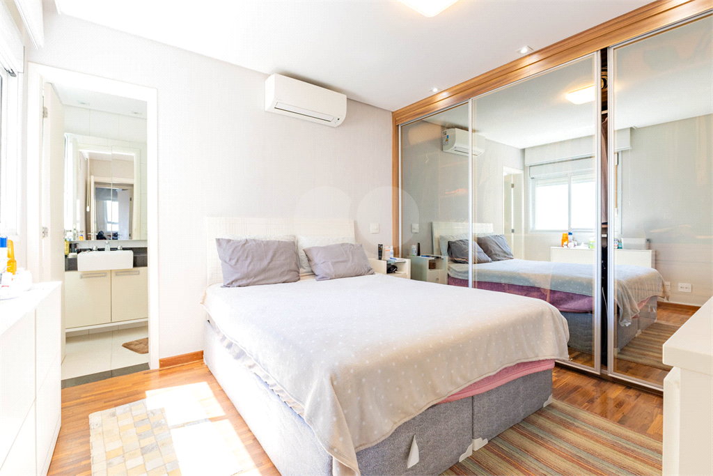 Imóvel de 223m² 3 suítes, sala ampliada com varanda gourmet com lavabo 3 vagas em condomínio clube Vila Romana