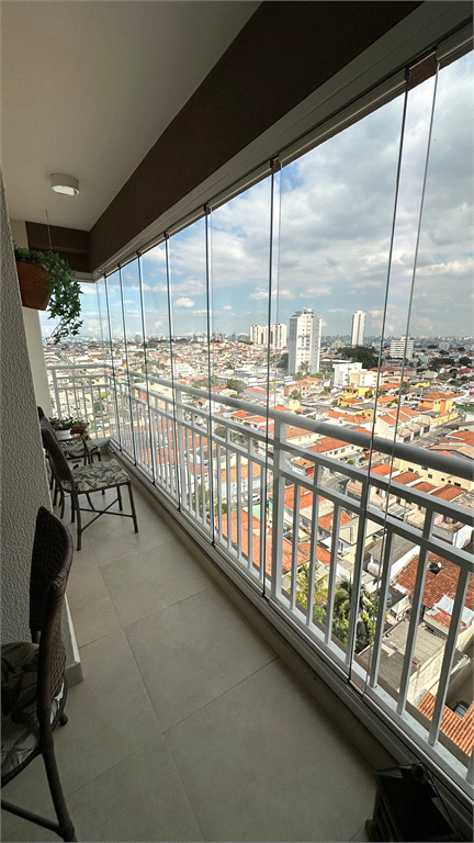 Duas varandas envidraçadas. Vista livre. 10 minutos Metrô. 2 vagas cobertas determinadas.