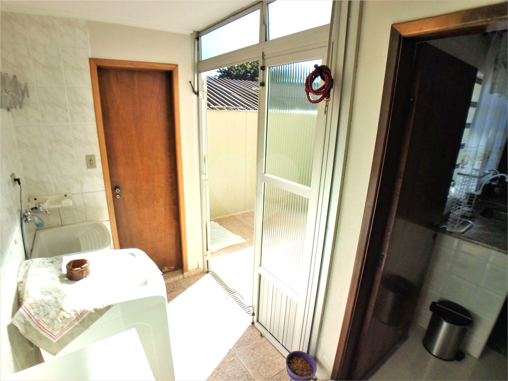 Reformado com 3 dormitórios, suíte com closet, 5 vagas e quintal, documentos em ordem para financiar