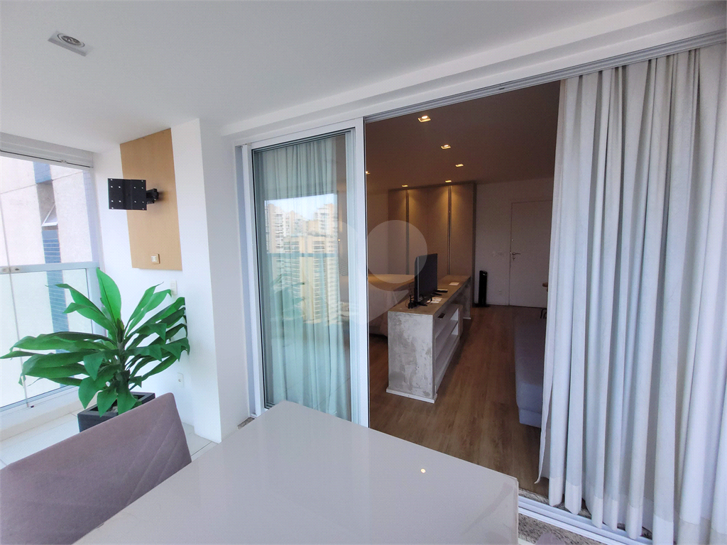 Studio alto padrão na Ponta da Praia - andar alto, varanda, mobiliado e decorado