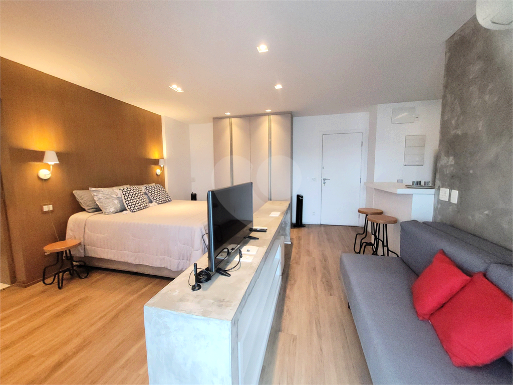 Studio alto padrão na Ponta da Praia - andar alto, varanda, mobiliado e decorado