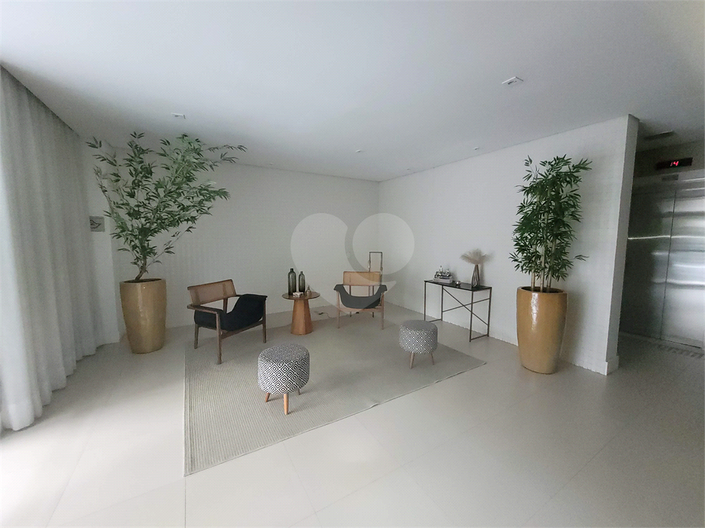 Studio alto padrão na Ponta da Praia - andar alto, varanda, mobiliado e decorado