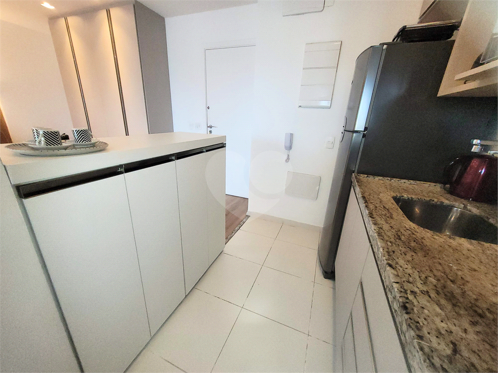 Studio alto padrão na Ponta da Praia - andar alto, varanda, mobiliado e decorado