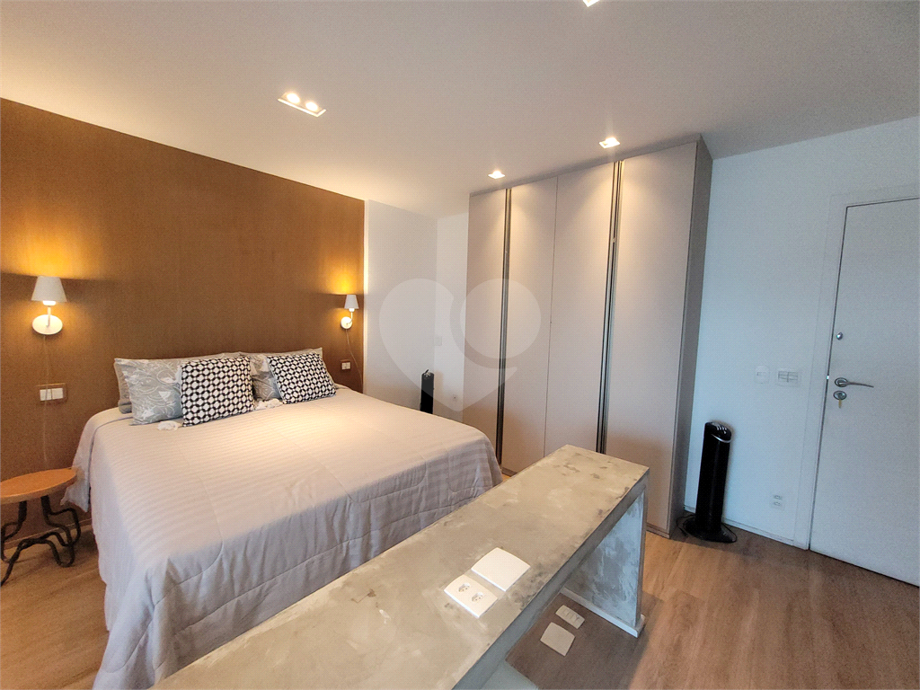 Studio alto padrão na Ponta da Praia - andar alto, varanda, mobiliado e decorado