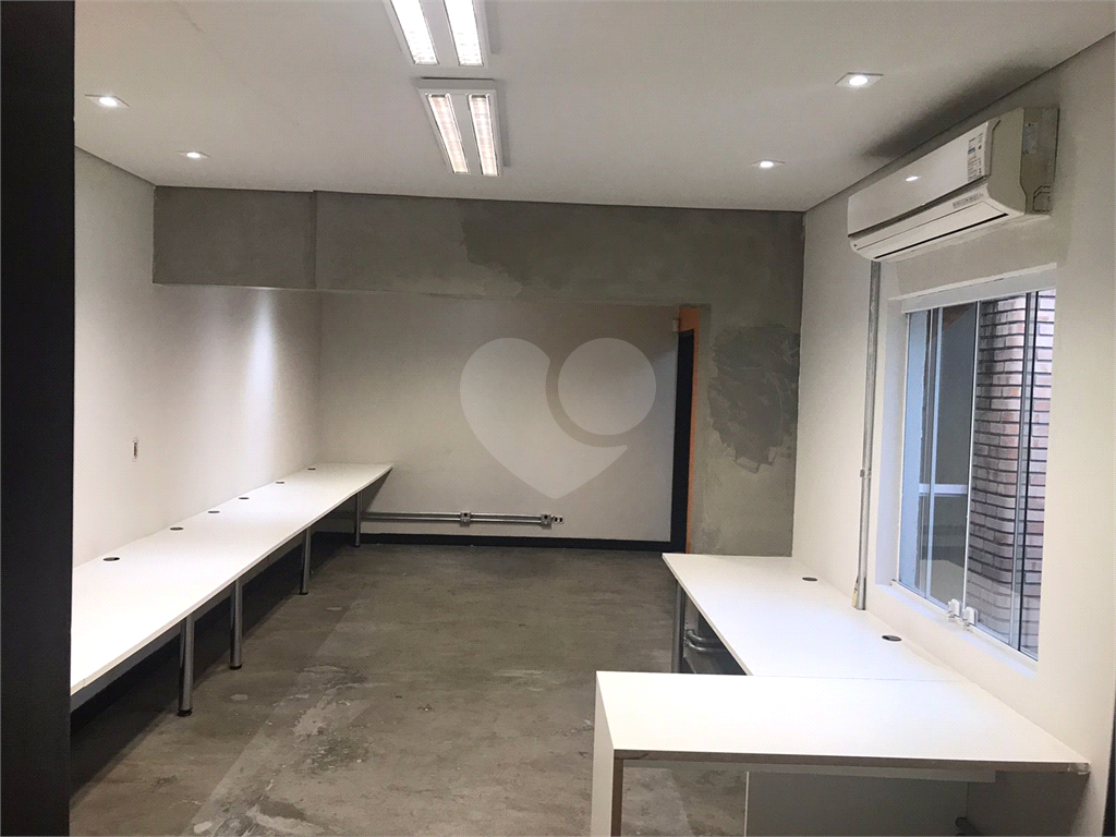 Excelente e amplo sobrado -  para fins Comercial ou Residencial, a meia quadra da Avenida Braz Leme,
