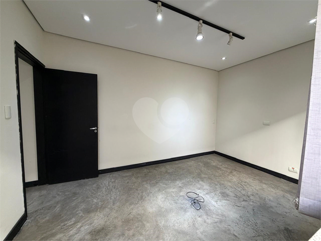 Excelente e amplo sobrado -  para fins Comercial ou Residencial, a meia quadra da Avenida Braz Leme,