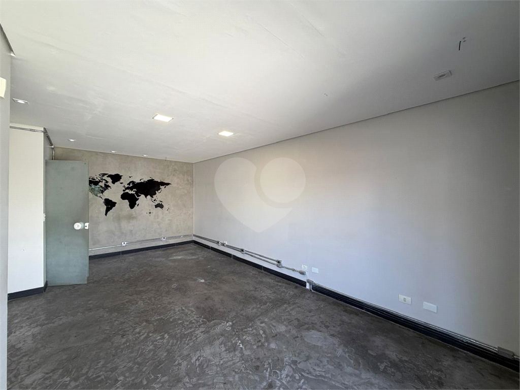 Excelente e amplo sobrado -  para fins Comercial ou Residencial, a meia quadra da Avenida Braz Leme,
