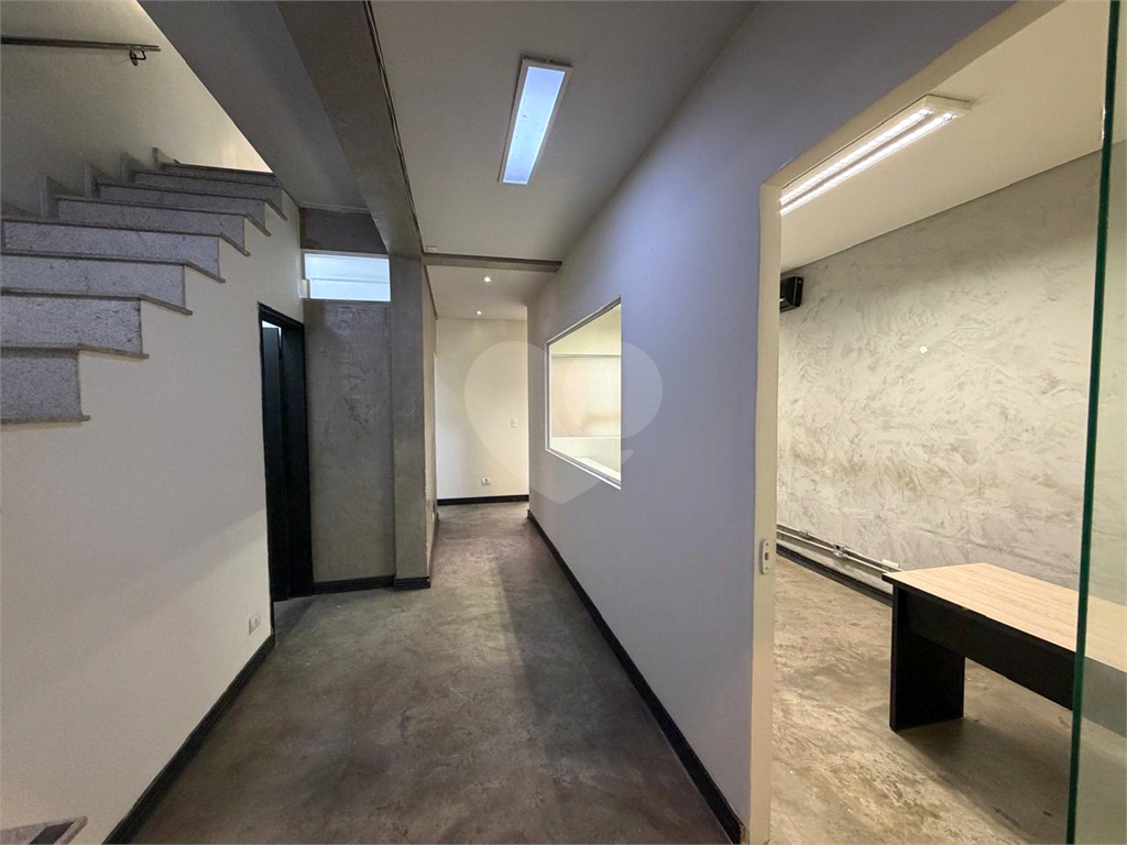 Excelente e amplo sobrado -  para fins Comercial ou Residencial, a meia quadra da Avenida Braz Leme,