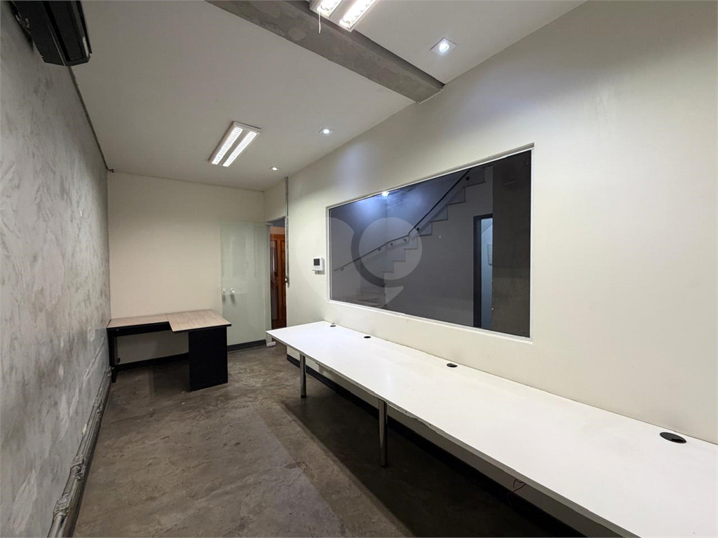Excelente e amplo sobrado -  para fins Comercial ou Residencial, a meia quadra da Avenida Braz Leme,