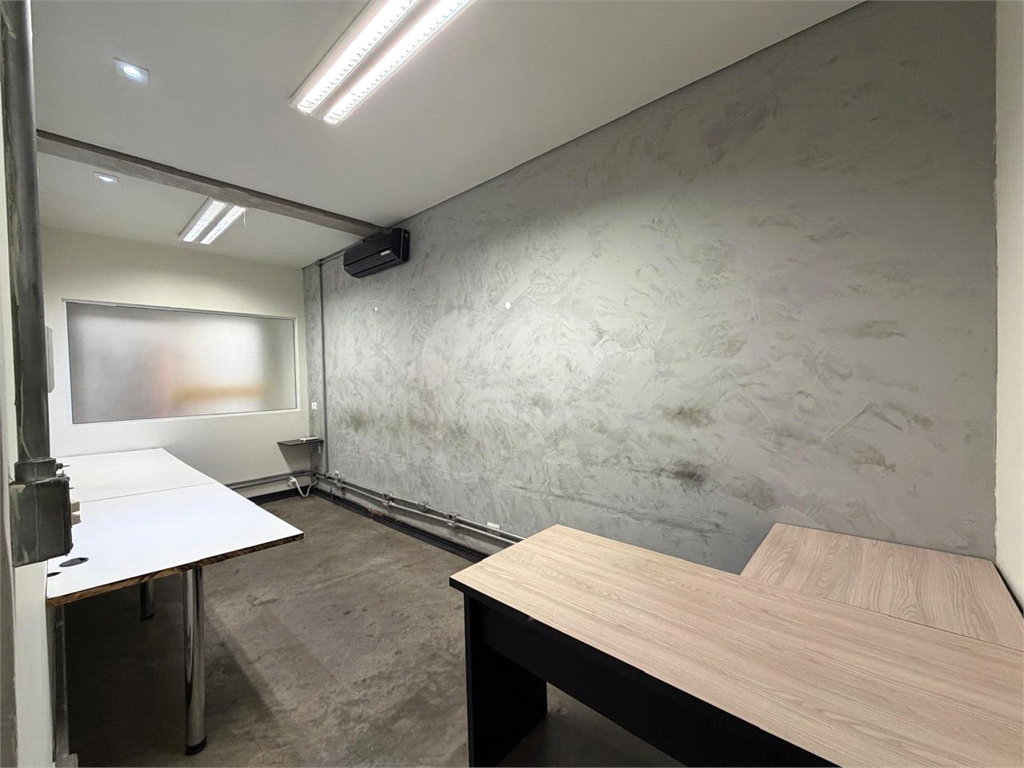 Excelente e amplo sobrado -  para fins Comercial ou Residencial, a meia quadra da Avenida Braz Leme,