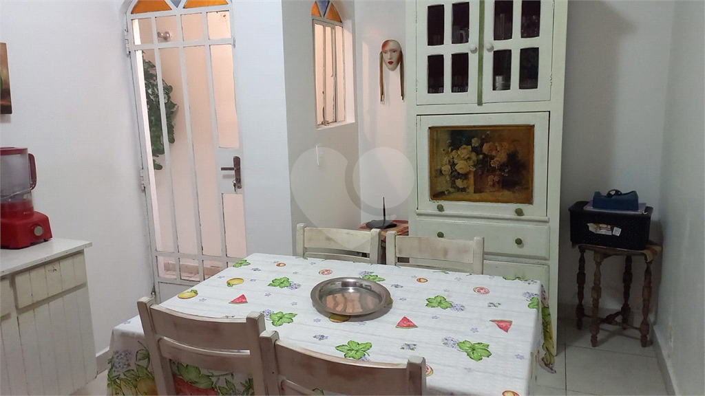 Casa residencial de 210m² em excelente localização no Planalto Paulista tem 3 quartos, sendo 1 suíte