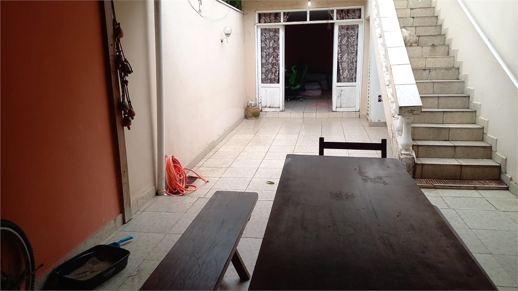 Casa residencial de 210m² em excelente localização no Planalto Paulista tem 3 quartos, sendo 1 suíte