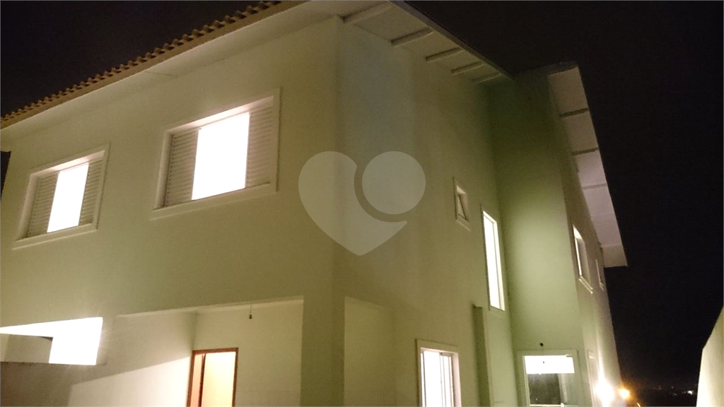 LINDA CASA EM CONDOMÍNIO FECHADO