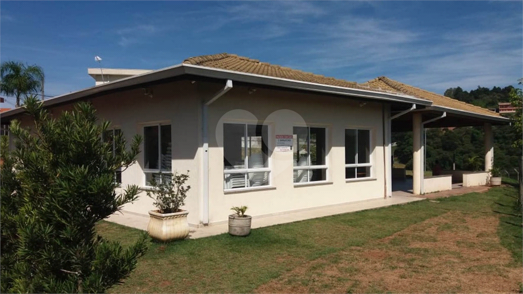 LINDA CASA EM CONDOMÍNIO FECHADO