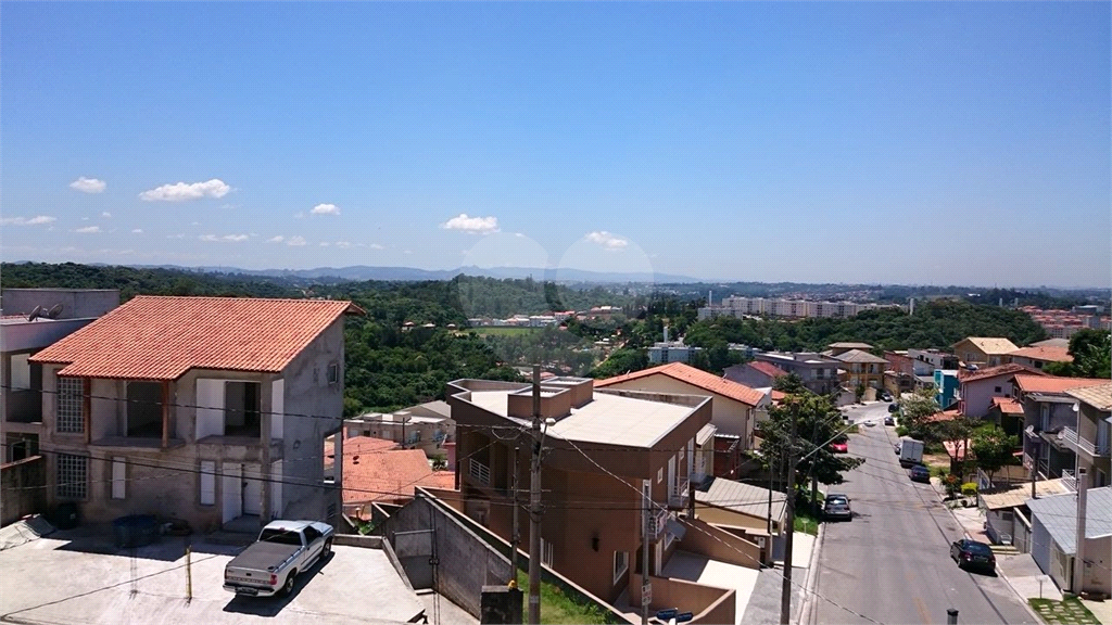 Casa com amplo espaço em condomínio Fechado