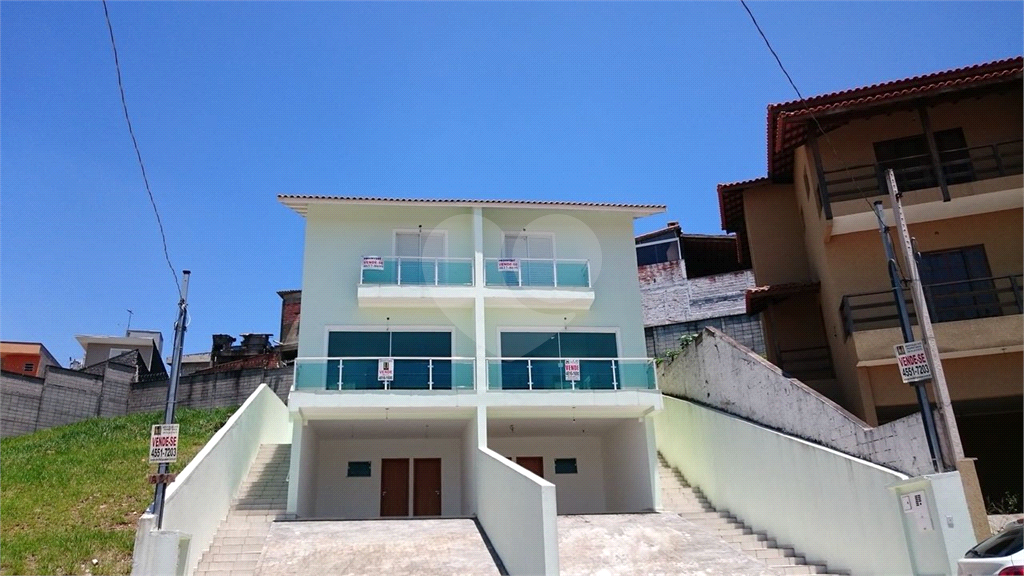 Casa com amplo espaço em condomínio Fechado
