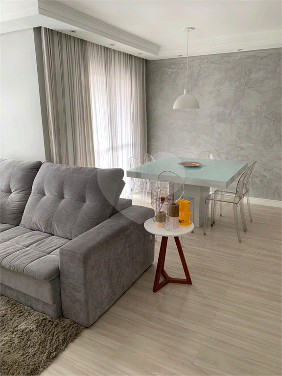 Apartamento com 2 Quartos à Venda, 70 m² por R$ 330.000