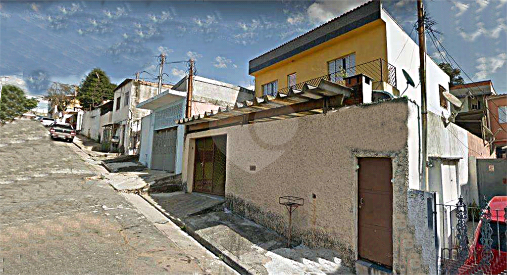 Sobrado bem localizado no bairro Vila Nova Cachoeirinha. 