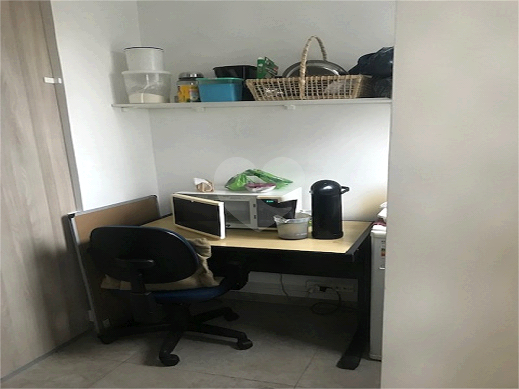 Sala comercial comercial no bairro da Água Fria, com dois banheiros, pequena copa, 1 vaga de garagem