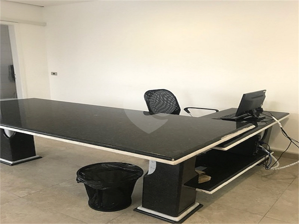 Sala comercial comercial no bairro da Água Fria, com dois banheiros, pequena copa, 1 vaga de garagem