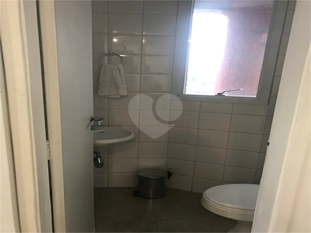 Sala comercial comercial no bairro da Água Fria, com dois banheiros, pequena copa, 1 vaga de garagem
