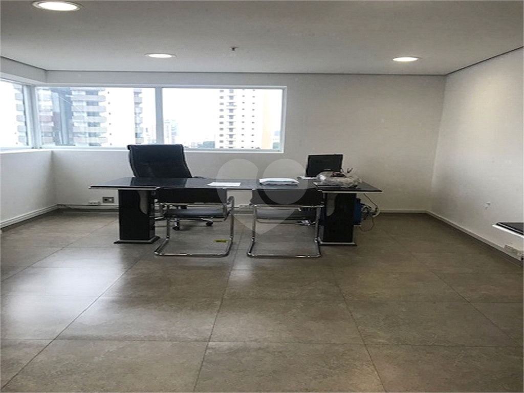Sala comercial comercial no bairro da Água Fria, com dois banheiros, pequena copa, 1 vaga de garagem
