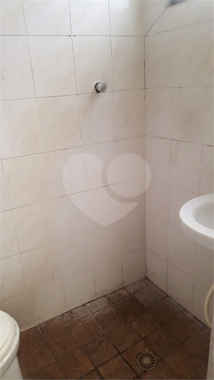 São dois  imóveis na Vila Gustavo no mesmo terreno 15 minutos a pé para o Metrô