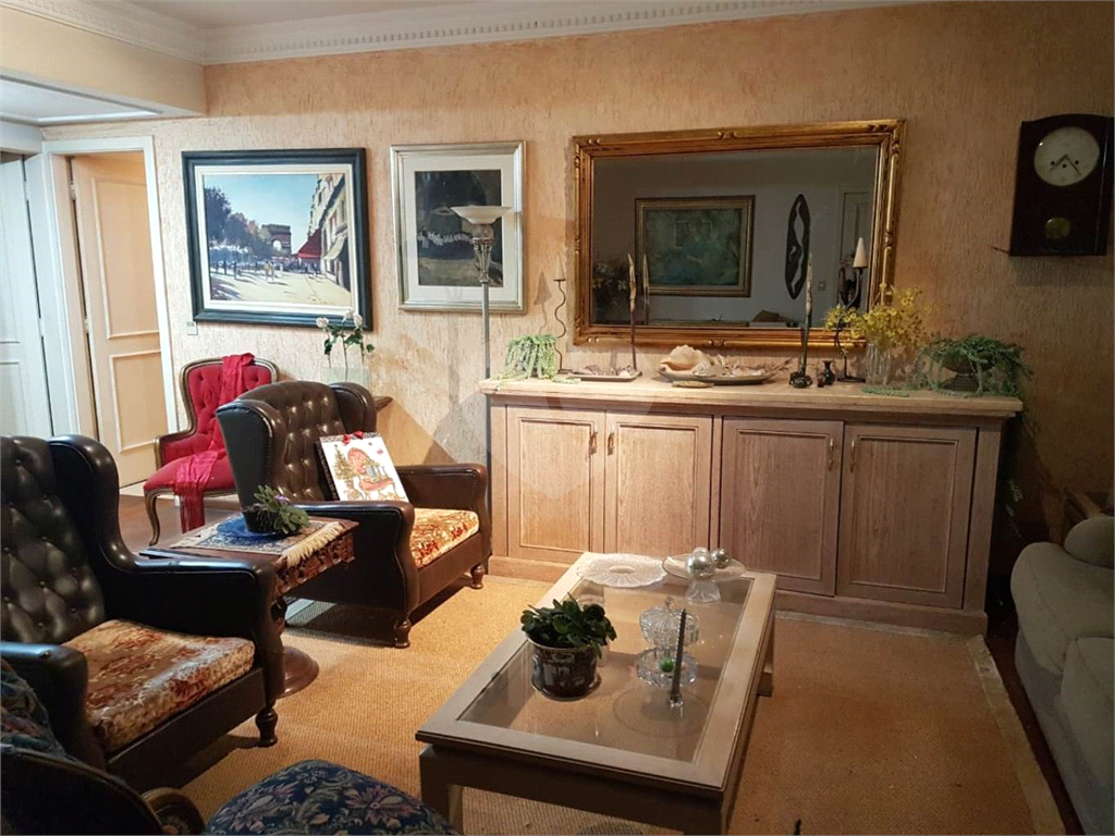 Apartamento com 210m 4 dorm 1 suite 2 banheiros e 2 vagas de garagem perto do metro São Judas 