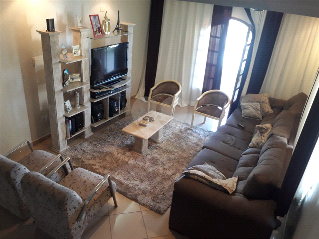 Sobrado excelente ideal para moradia e renda conta com salão na frente mais casa nos fundos