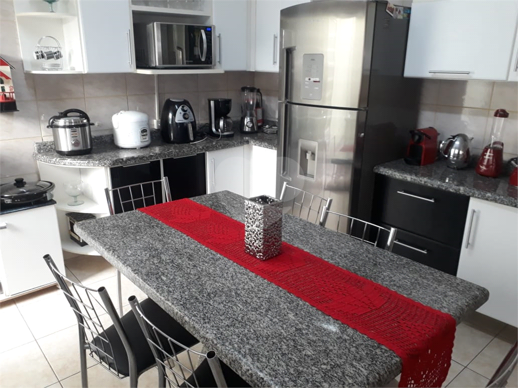 Sobrado excelente ideal para moradia e renda conta com salão na frente mais casa nos fundos