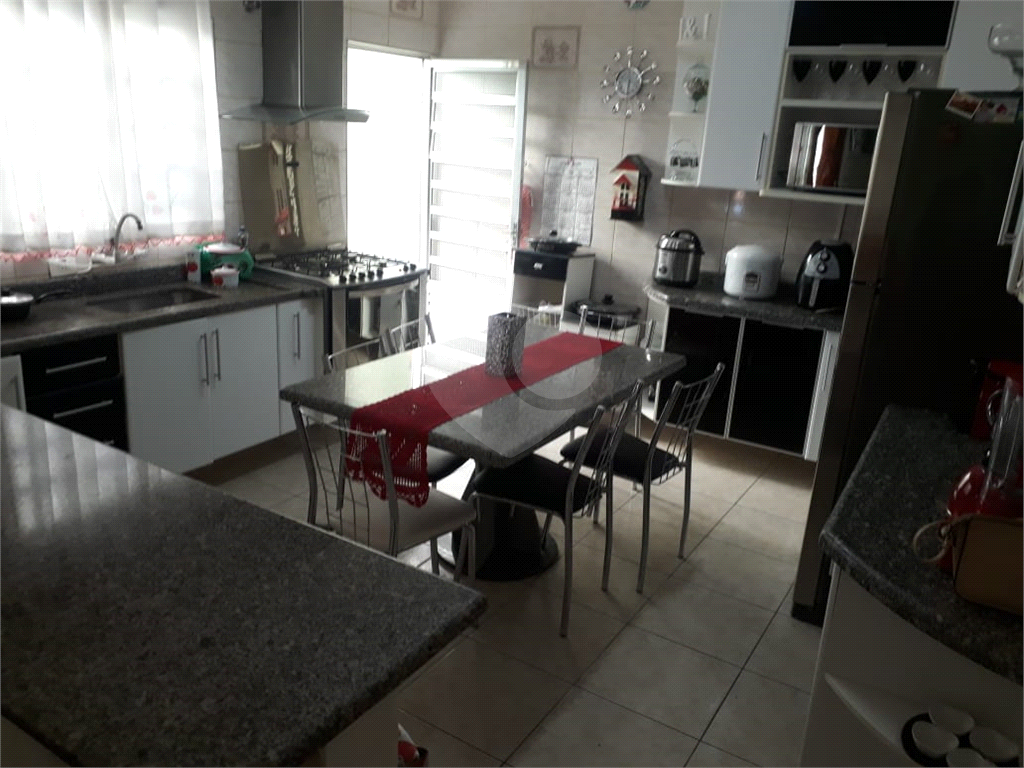 Sobrado excelente ideal para moradia e renda conta com salão na frente mais casa nos fundos