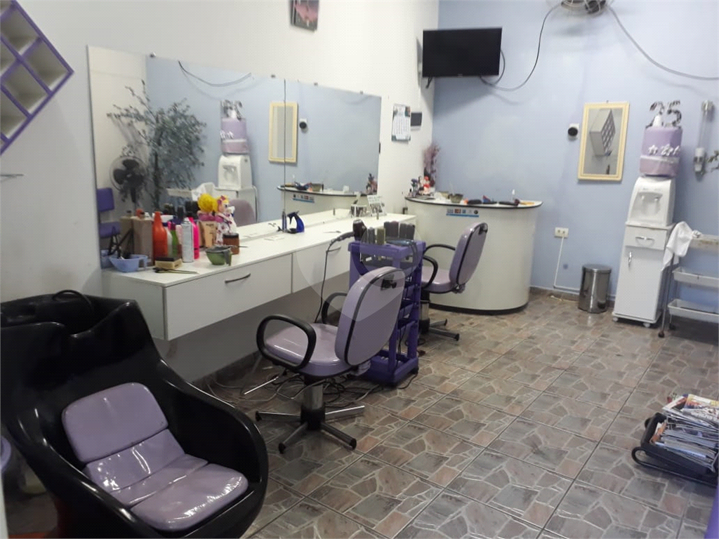 Sobrado excelente ideal para moradia e renda conta com salão na frente mais casa nos fundos