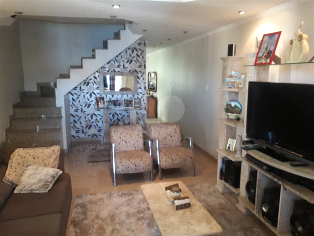 Sobrado excelente ideal para moradia e renda conta com salão na frente mais casa nos fundos