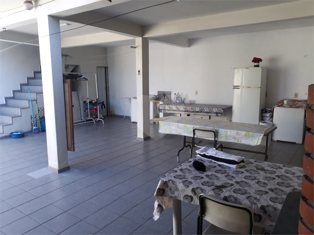 Sobrado excelente ideal para moradia e renda conta com salão na frente mais casa nos fundos