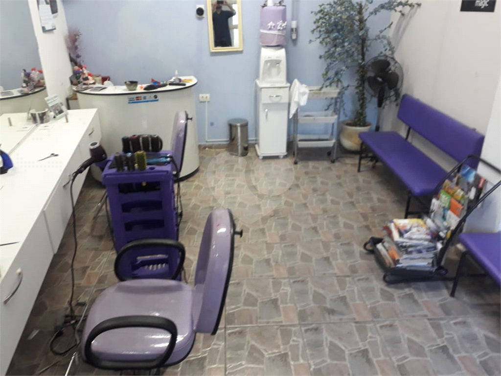 Sobrado excelente ideal para moradia e renda conta com salão na frente mais casa nos fundos