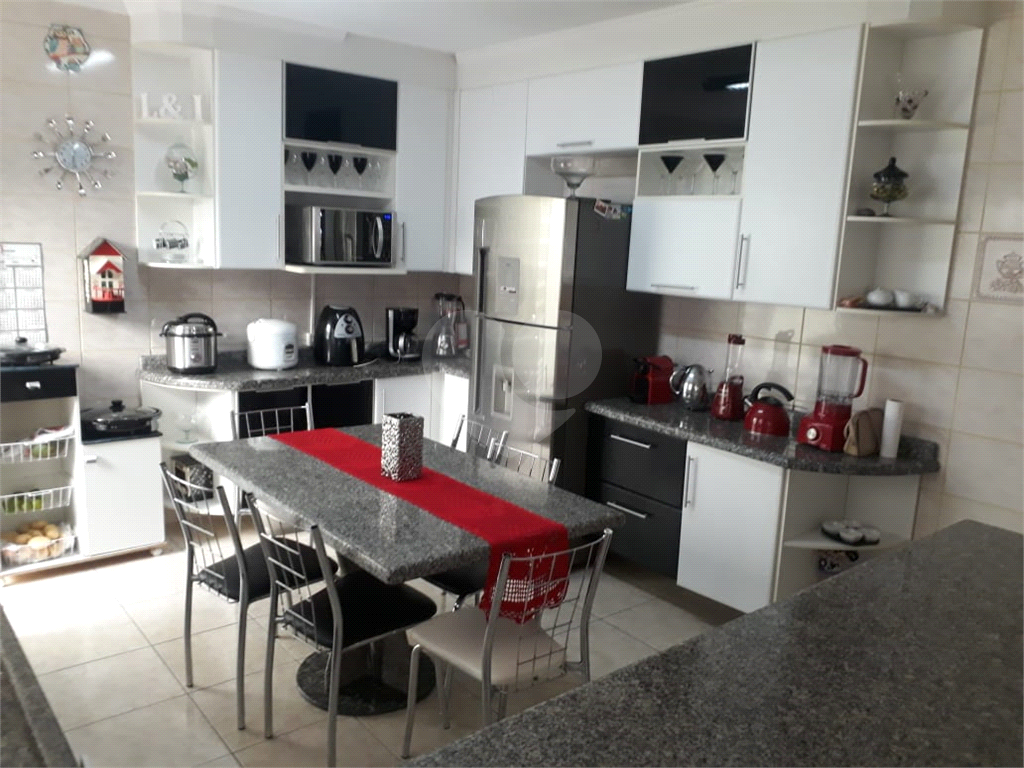 Sobrado excelente ideal para moradia e renda conta com salão na frente mais casa nos fundos