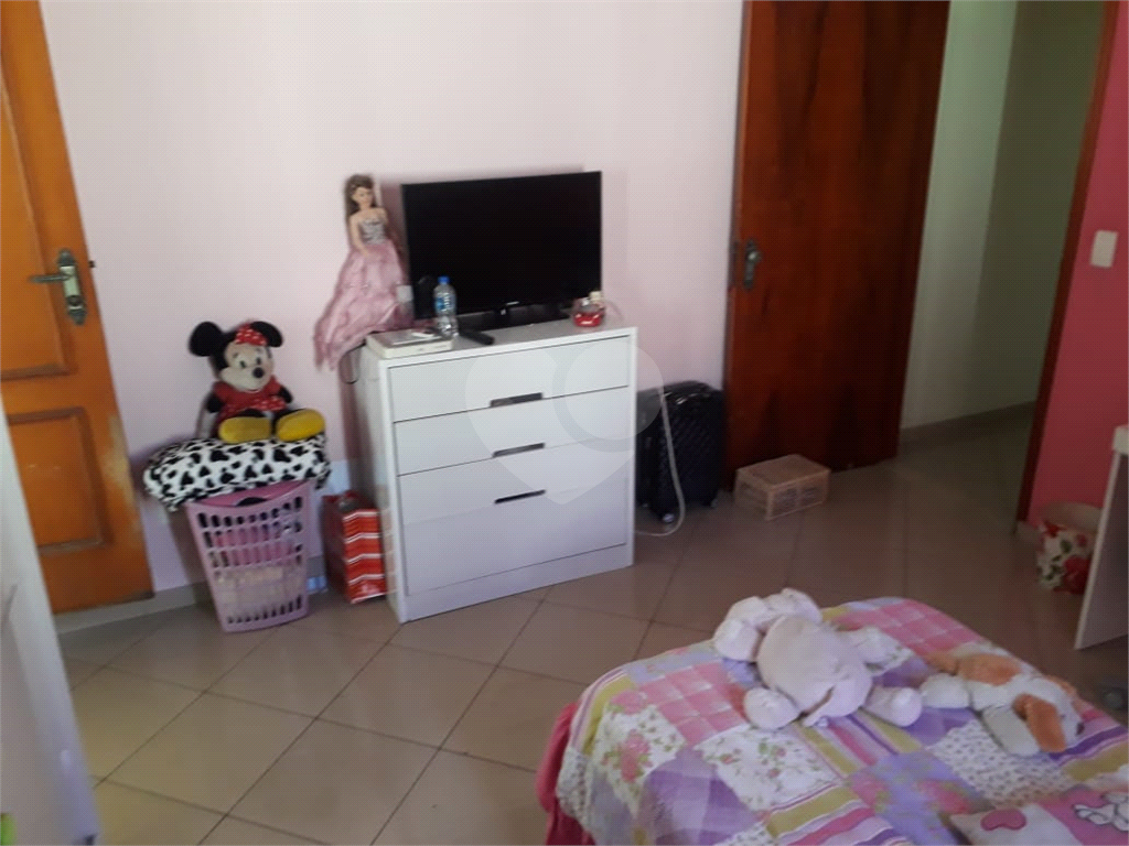 Sobrado excelente ideal para moradia e renda conta com salão na frente mais casa nos fundos