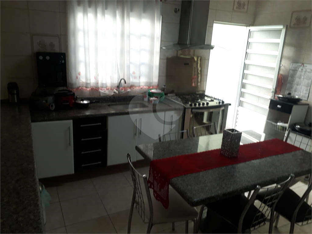 Sobrado excelente ideal para moradia e renda conta com salão na frente mais casa nos fundos