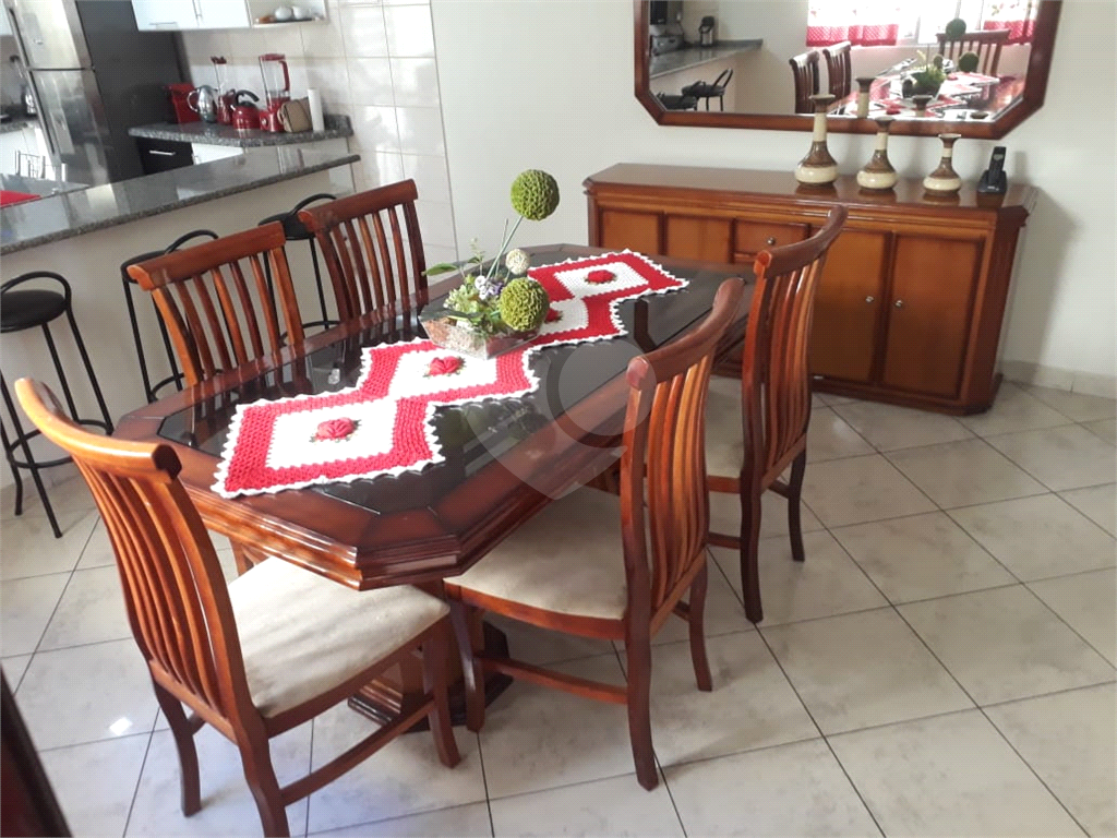 Sobrado excelente ideal para moradia e renda conta com salão na frente mais casa nos fundos