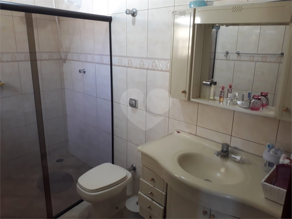 Sobrado excelente ideal para moradia e renda conta com salão na frente mais casa nos fundos