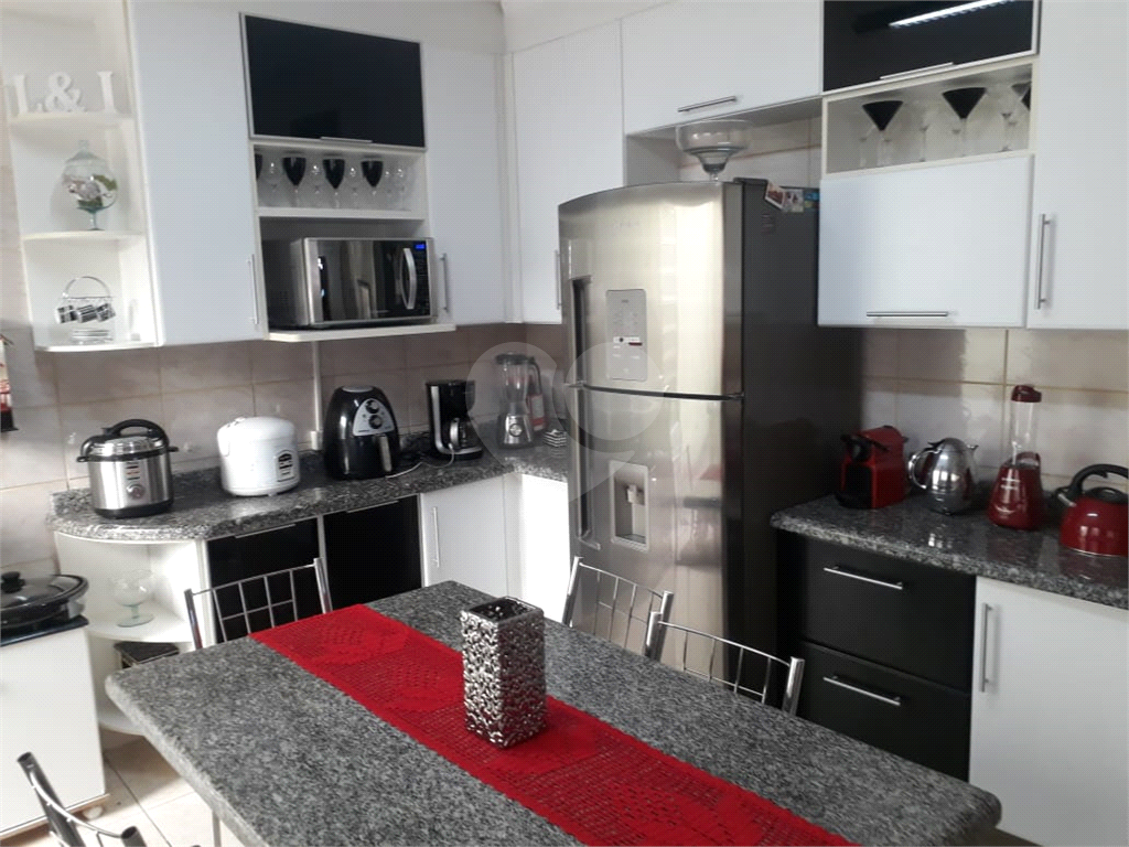 Sobrado excelente ideal para moradia e renda conta com salão na frente mais casa nos fundos