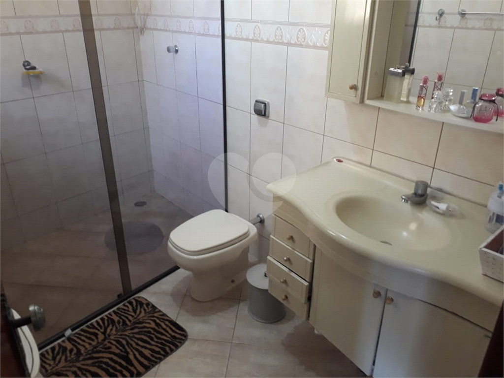 Sobrado excelente ideal para moradia e renda conta com salão na frente mais casa nos fundos
