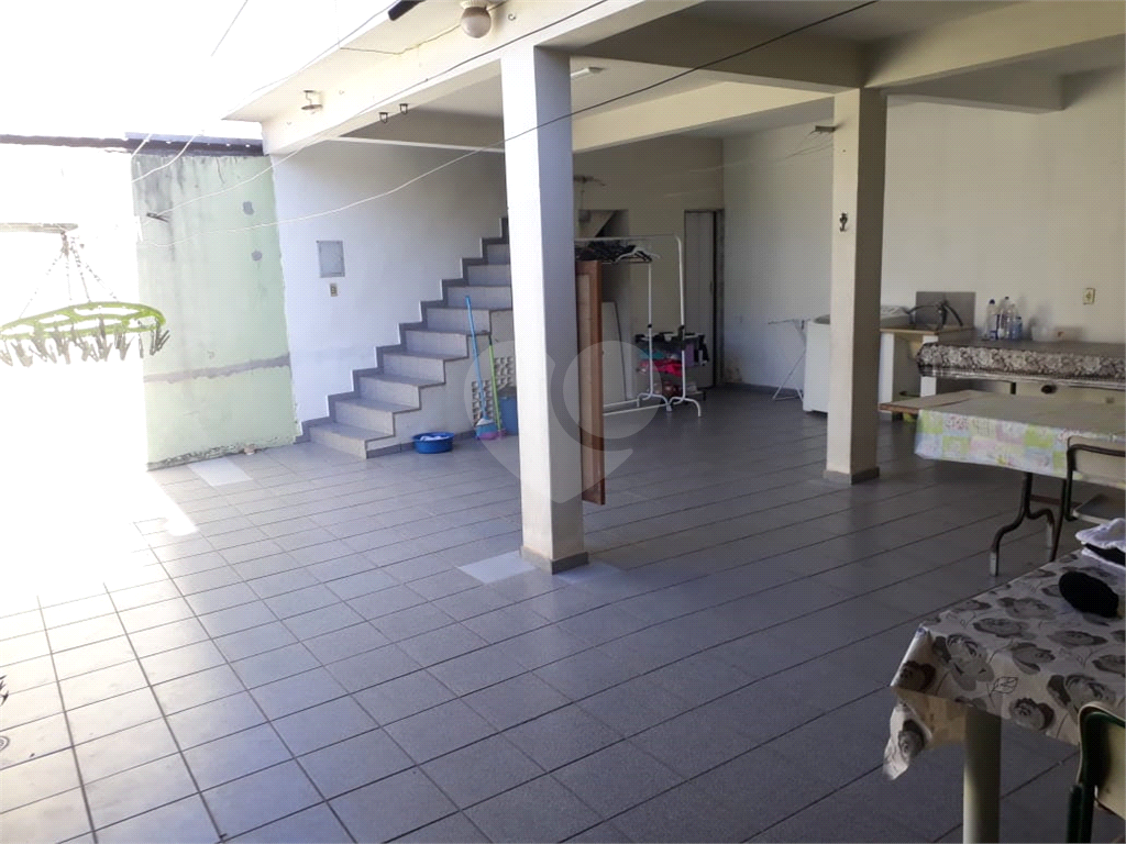 Sobrado excelente ideal para moradia e renda conta com salão na frente mais casa nos fundos
