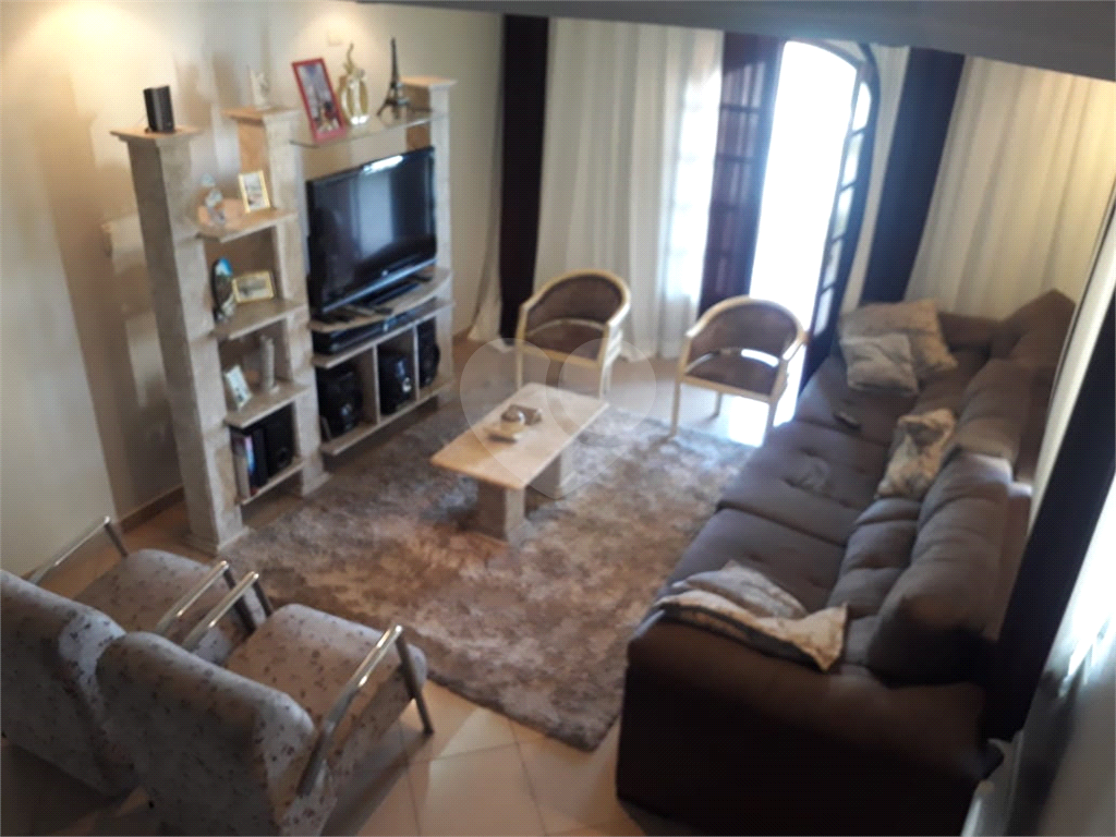 Sobrado excelente ideal para moradia e renda conta com salão na frente mais casa nos fundos