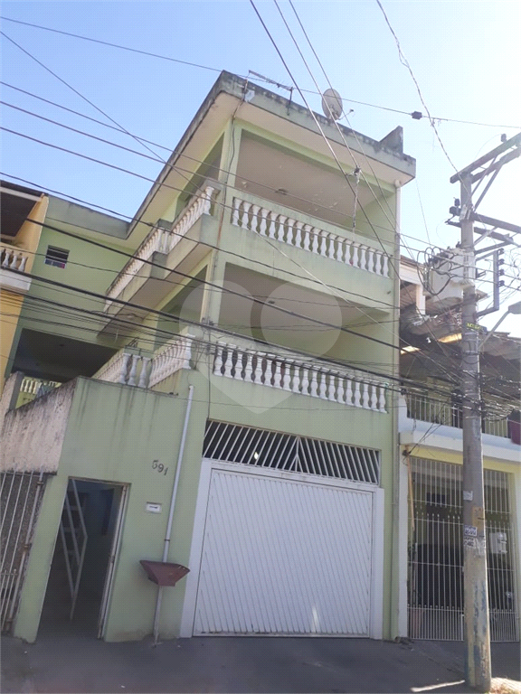 Sobrado excelente ideal para moradia e renda conta com salão na frente mais casa nos fundos