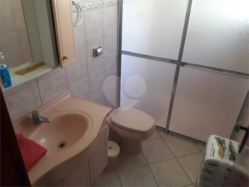 Sobrado excelente ideal para moradia e renda conta com salão na frente mais casa nos fundos