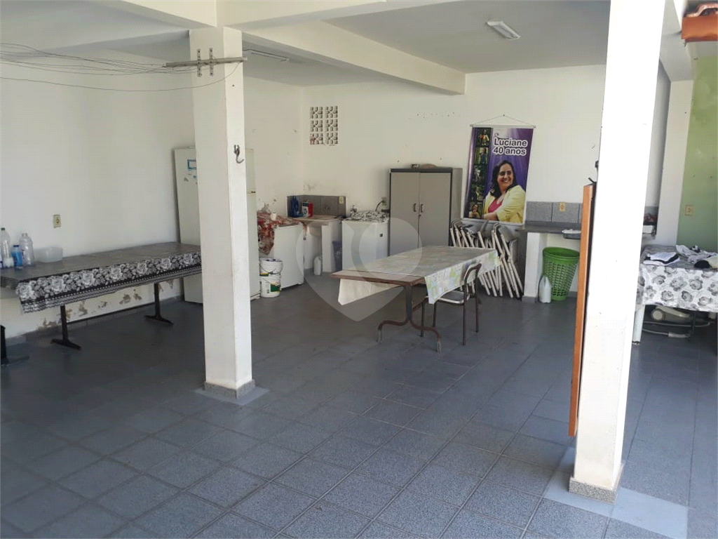Sobrado excelente ideal para moradia e renda conta com salão na frente mais casa nos fundos