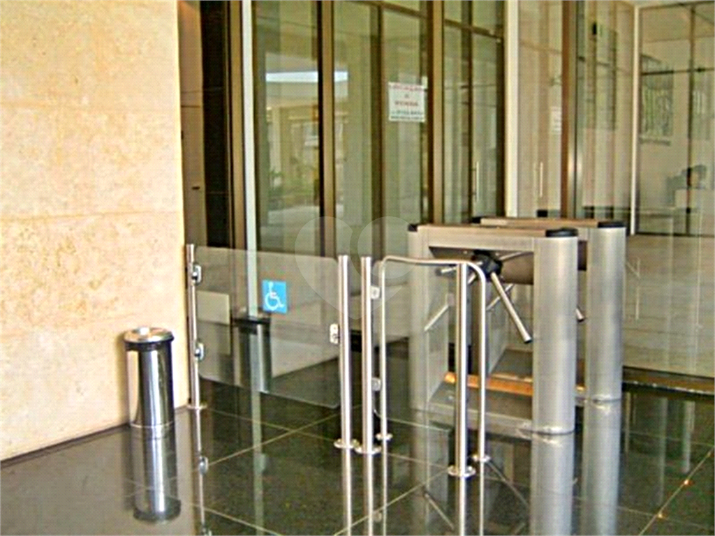 Sala com 87,21 METROS QUADRADOS 8 minutos do Metrô
